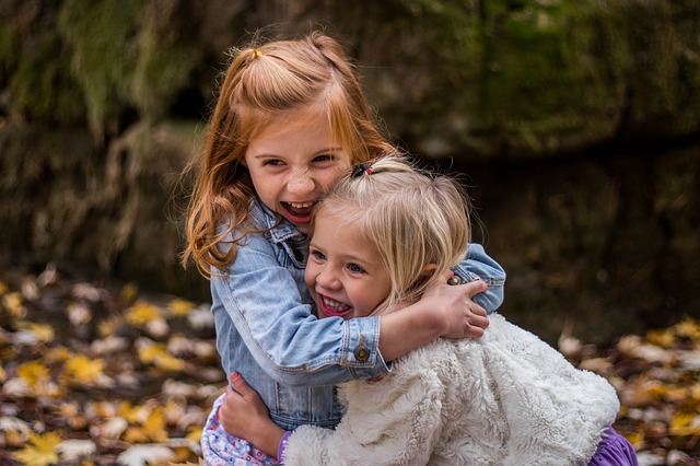 Faire des colliers de pâtes avec les enfants !