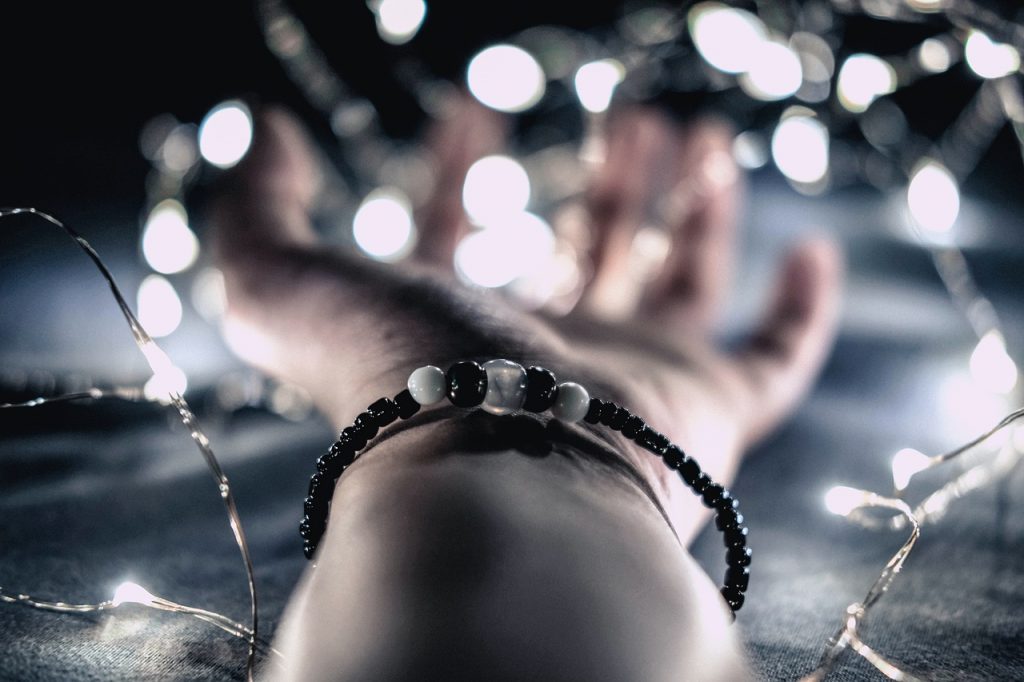 Comment attacher un bracelet porte bonheur ?