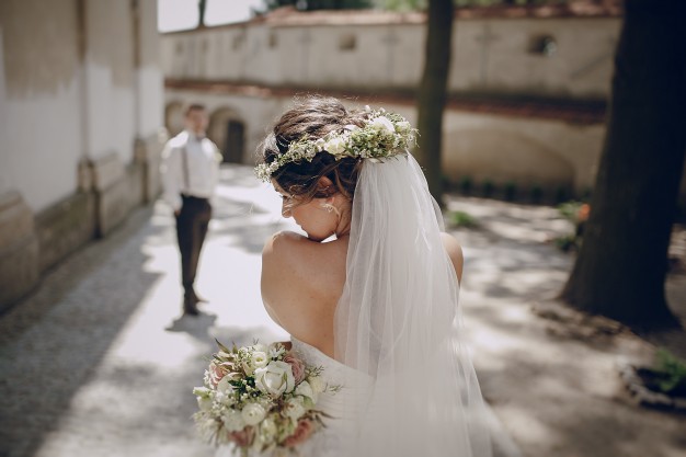 Quand peut-on se permettre de porter la couronne de fleurs ?