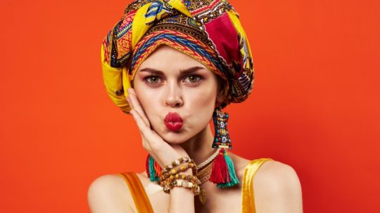 Comment porter une robe africaine avec des bijoux amérindiens ?