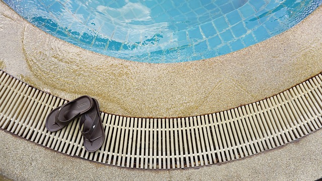 La claquette de piscine dans le grand bain de la mode